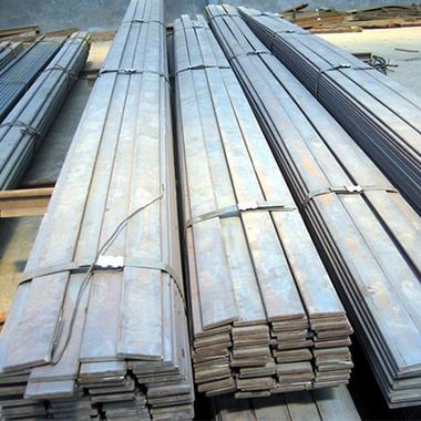生铁是用高炉冶炼铁矿石制成的产品,主要用于炼钢和铸造.